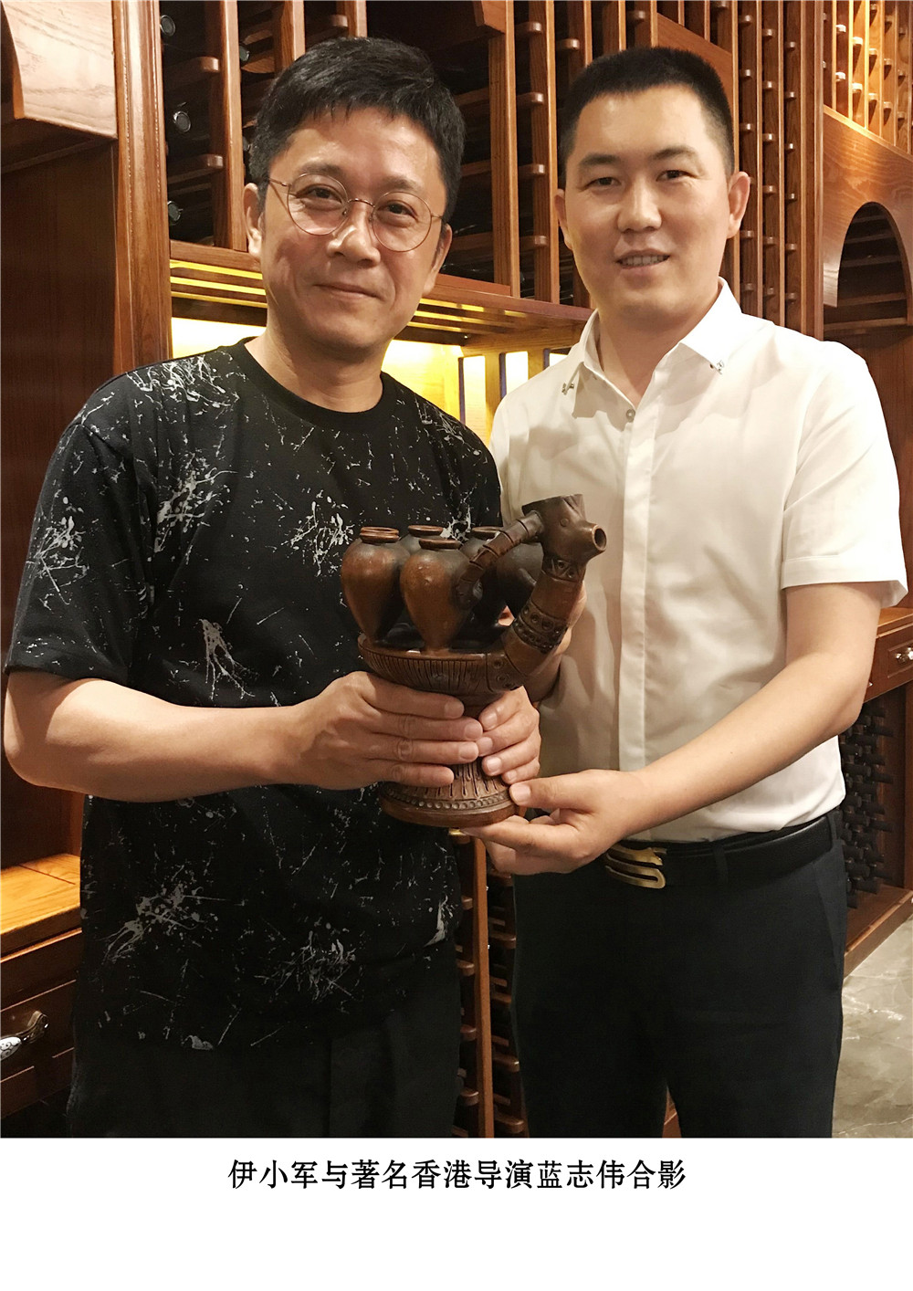 董事长与著名香港导演蓝志伟合影