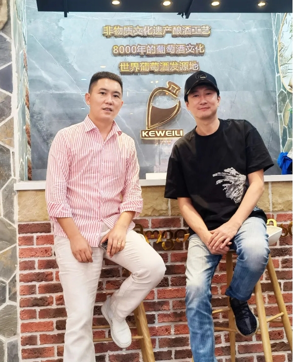 伊小军与著名演员洪天明合影