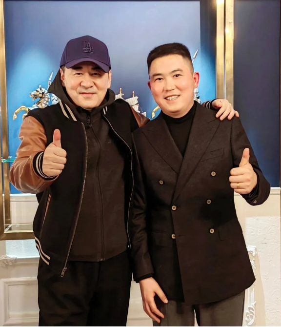 伊小军与著名演员陈建斌合影