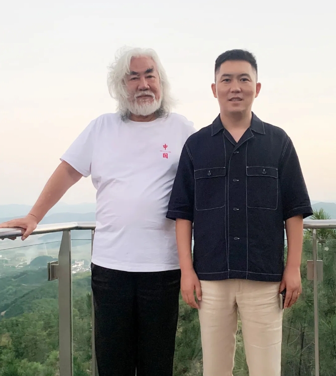 伊小军与著名导演张纪中合影