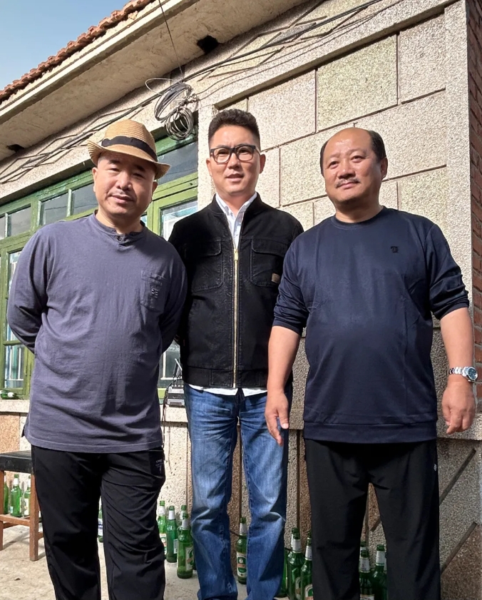 伊小军与著名演员王小利、唐鉴军合影