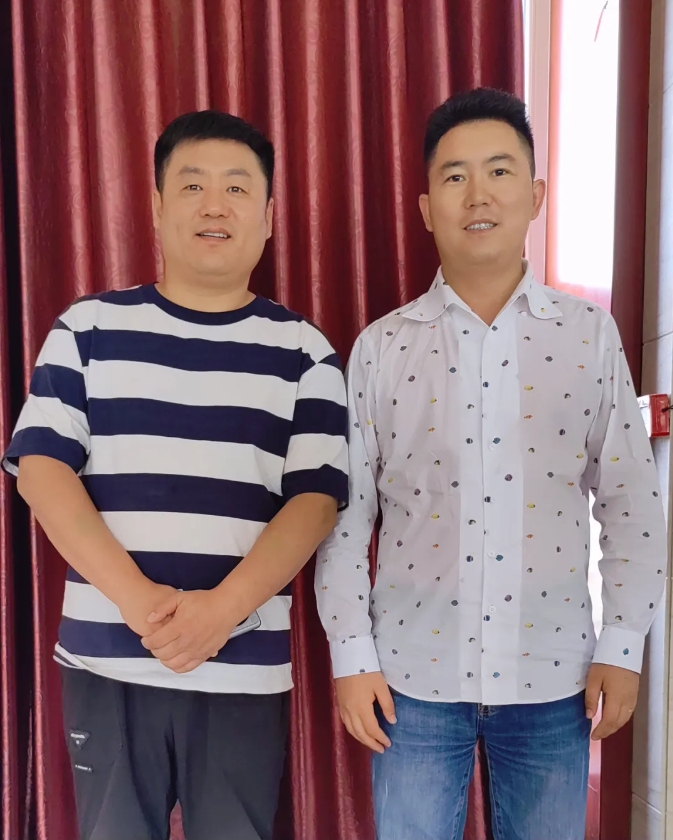 伊小军与著名演员宋晓峰合影