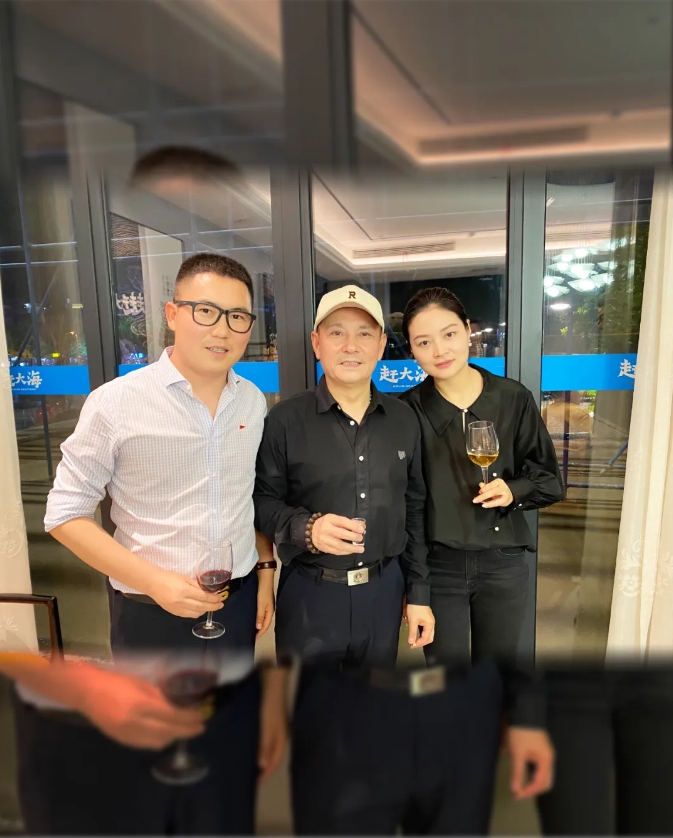 伊小军夫妇与著名演员卢奇合影