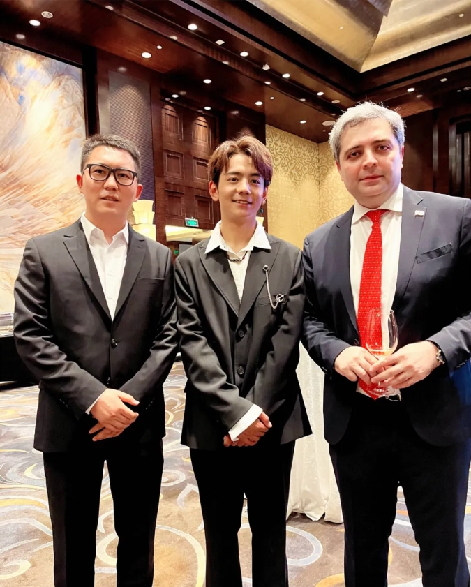 伊小军与理塘丁真、格鲁吉亚驻华大使合影