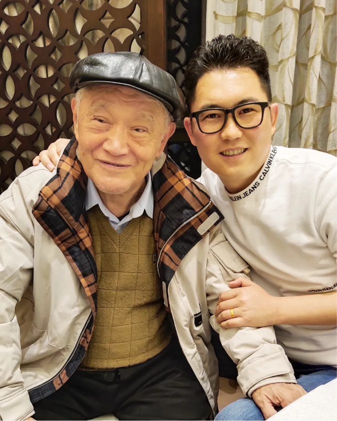 伊小军与著名艺术家牛犇合影