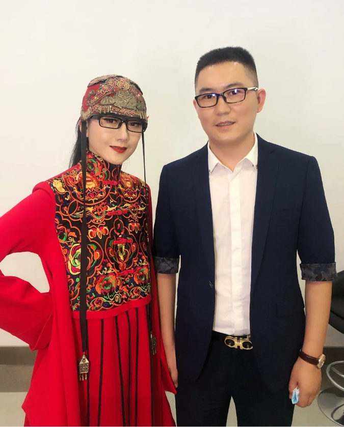 伊小军与舞蹈艺术家杨丽萍合影