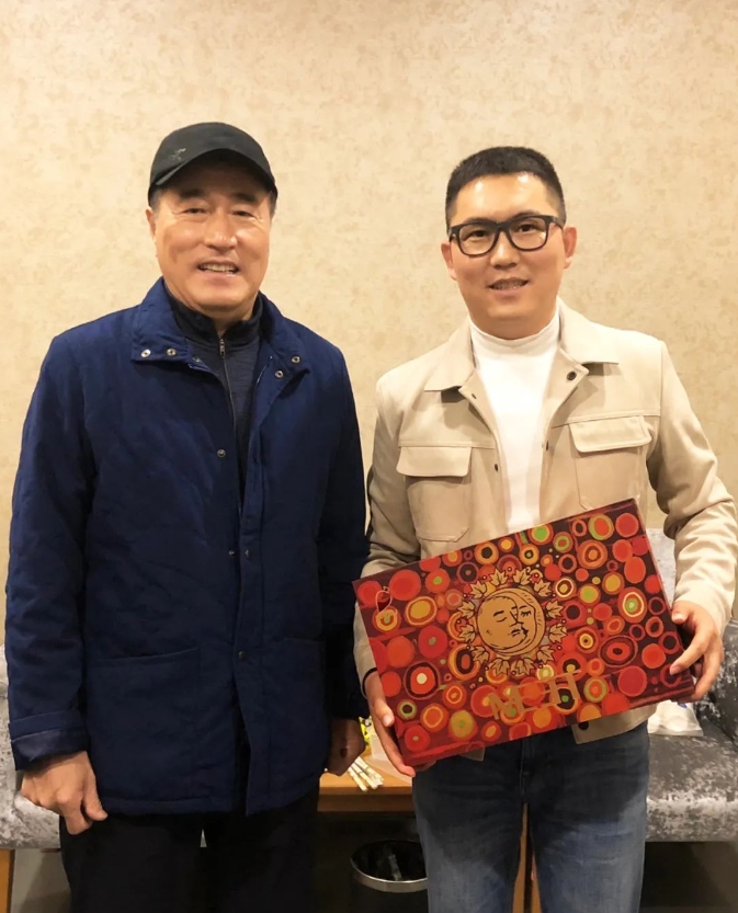 伊小军与影视话剧演员杨立新合影