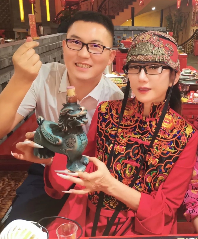 伊小军与舞蹈艺术家杨丽萍品鉴貔貅红酒