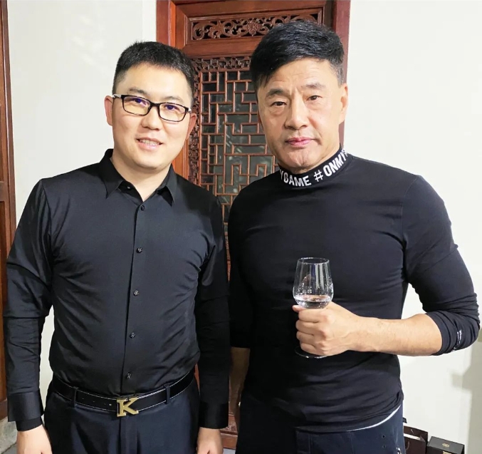 伊小军与艺术家于荣光合影
