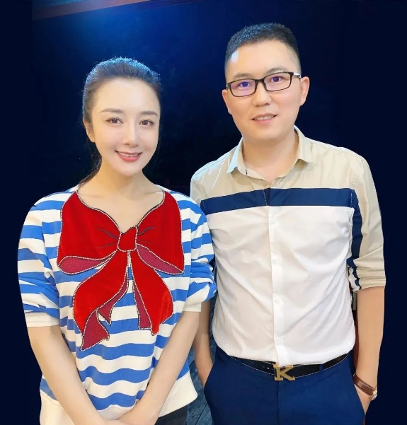 伊小军与著名演员李依晓合影