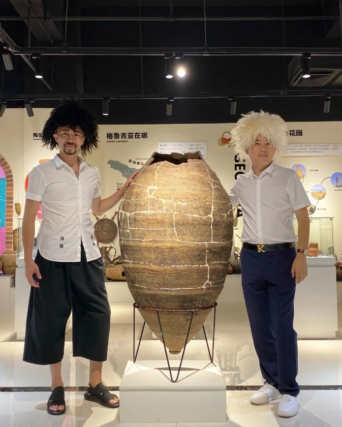 著名演员于博宁与伊小军参观格鲁吉亚红酒博物馆