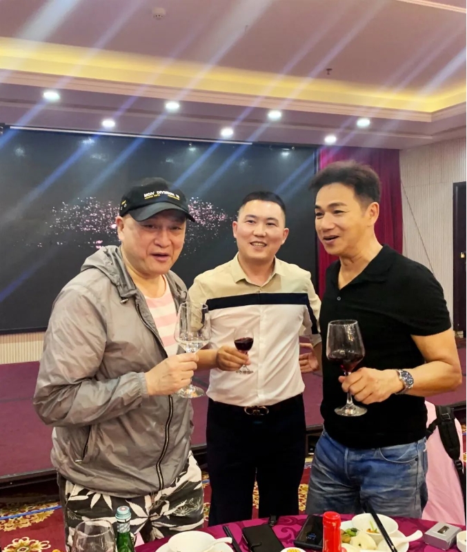 伊小军著名演员汤镇业及骆达华合影