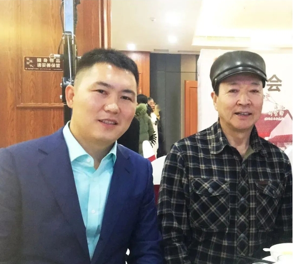 伊小军与著名演员温海波合影