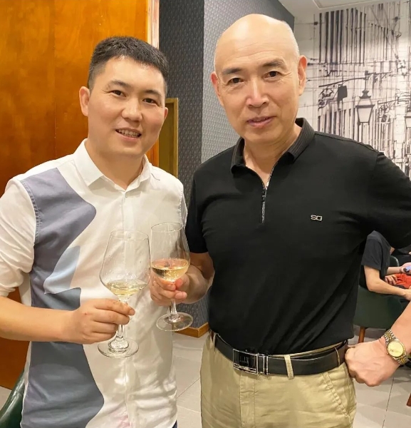 伊小军与著名演员沈保平合影