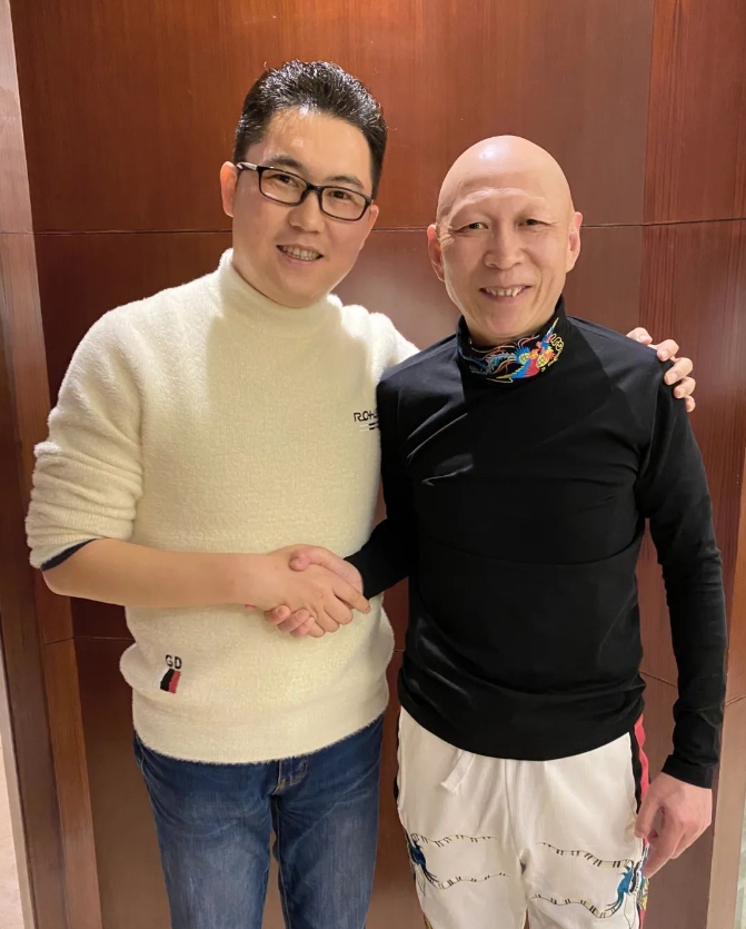 伊小军与著名演员李明合影