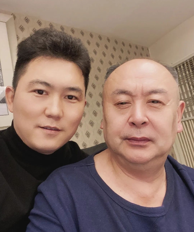 伊小军与著名演员谷伟合影