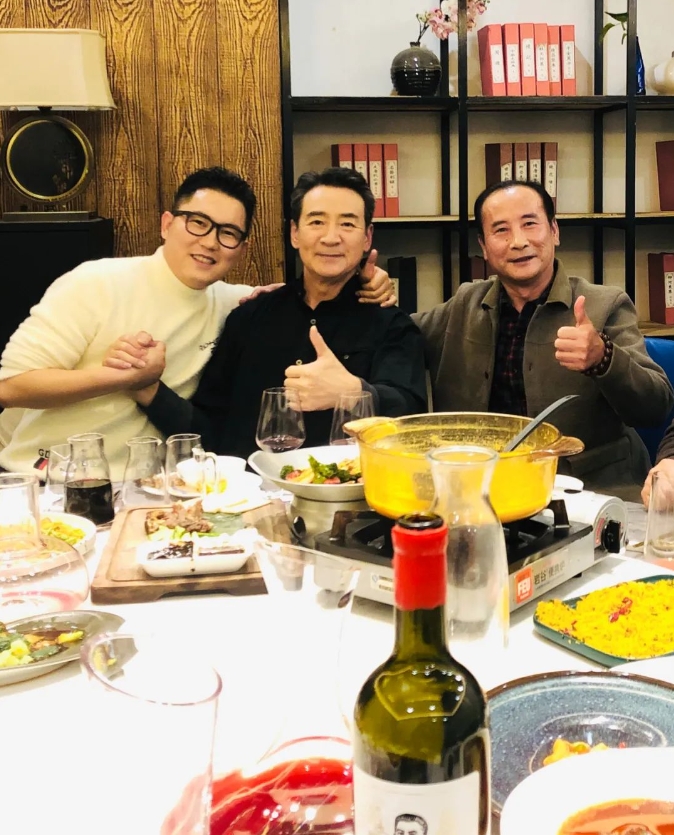 伊小军与著名演员寇振海、由立平合影