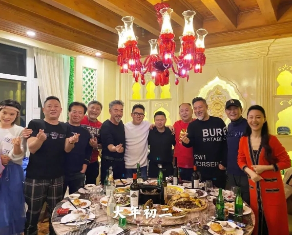 伊小军与众明星欢度大年初二