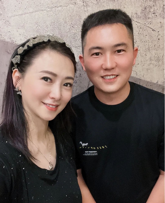 伊小军与著名演员翁虹合影