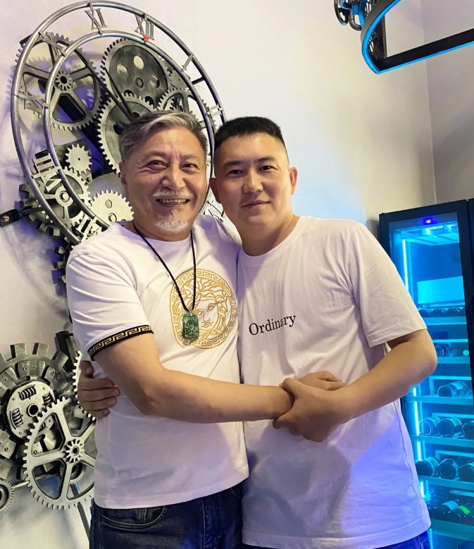 伊小军与著名演员王侃合影