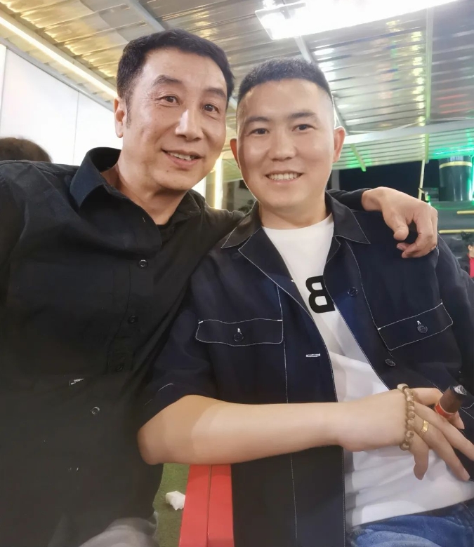 伊小军与著名演员张裕海合影