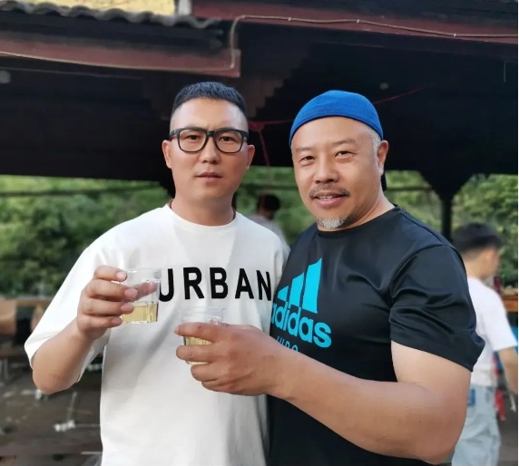 伊小军与著名演员郭宏杰合影
