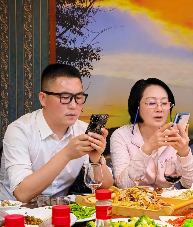 伊小军与著名演员王姬合影