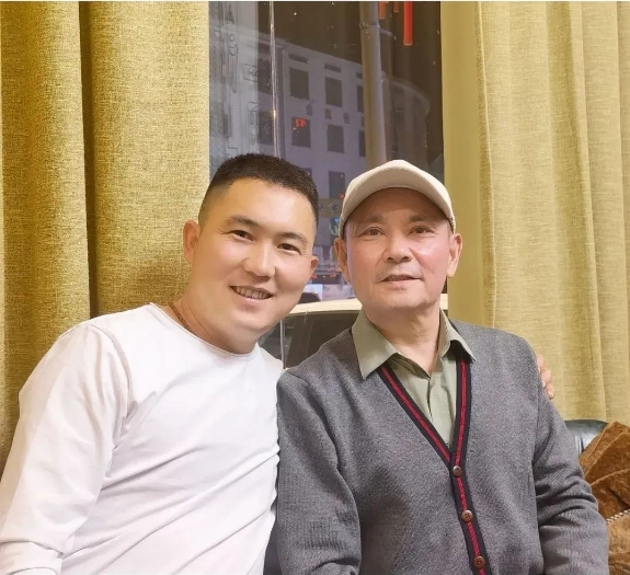 伊小军与著名演员卢奇合影