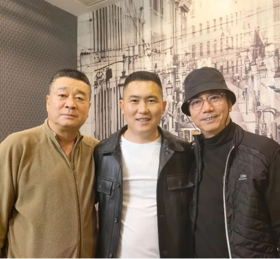 伊小军与著名演员陈逸恒、范明合影