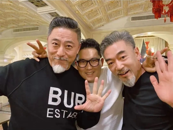 伊小军与著名演员卢勇、著名演员何涌生共同合影