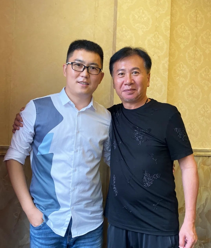 伊小军与著名演员张志伟合影