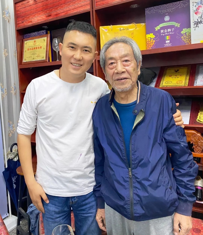 伊小军与著名演员王奎荣合影