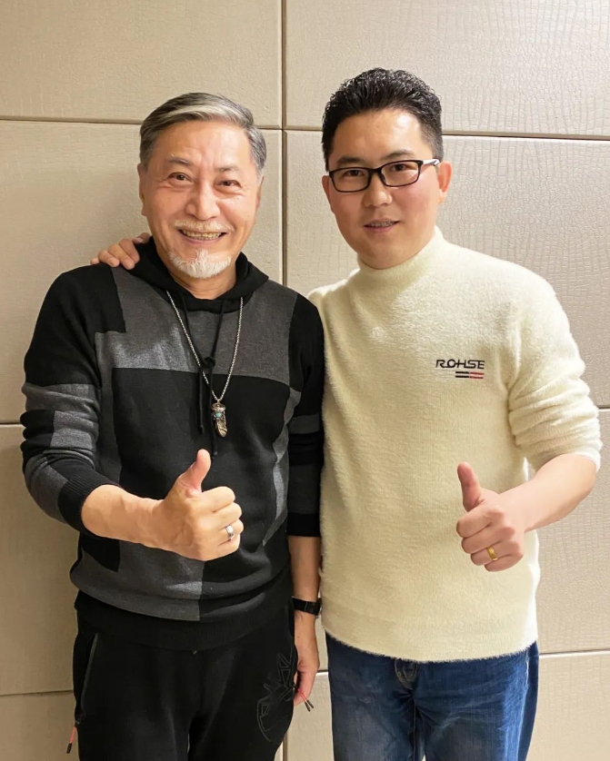 伊小军与著名演员王侃合影
