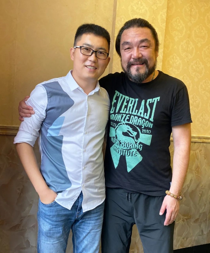 伊小军与著名演员韩东合影