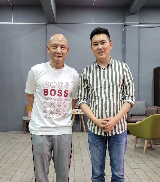 伊小军与著名演员杜玉明合影