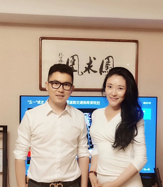 伊小军与著名歌手徐千雅合影