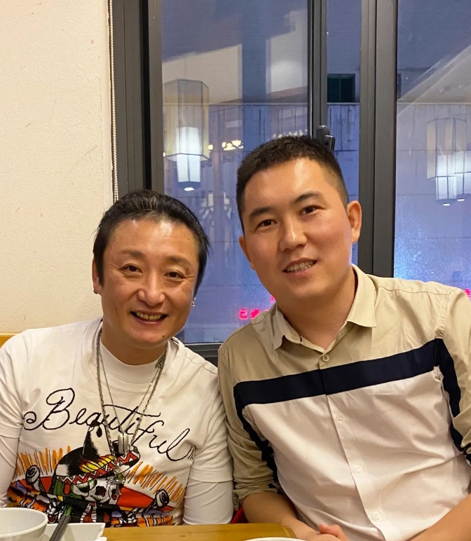 伊小军与演员易勇名合影
