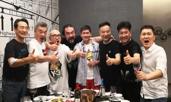 伊小军与众星一起品鉴克维利美酒