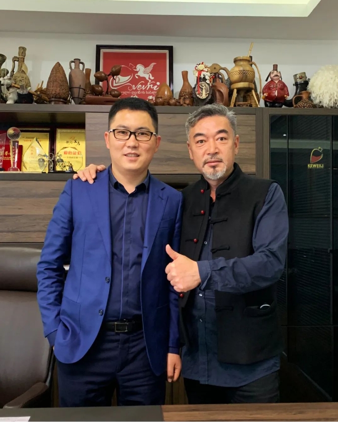 伊小军与演员何涌生合影